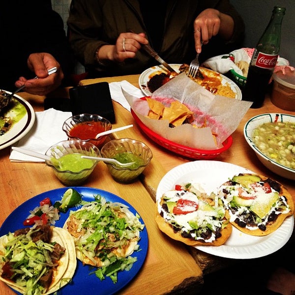 Снимок сделан в Zaragoza Mexican Deli-Grocery пользователем Bonnie 5/4/2013