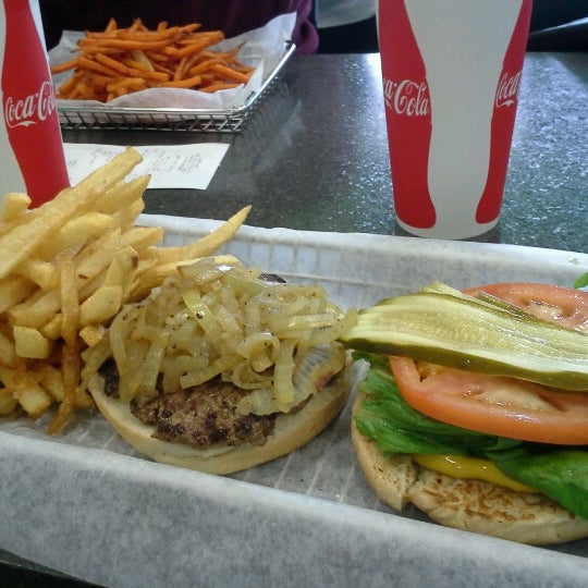 รูปภาพถ่ายที่ Burger Boss โดย Ryan P. เมื่อ 11/29/2012