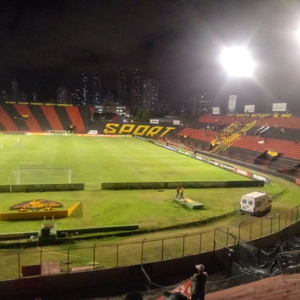 รูปภาพถ่ายที่ Estádio Adelmar da Costa Carvalho (Ilha do Retiro) โดย Érico F. เมื่อ 10/5/2018