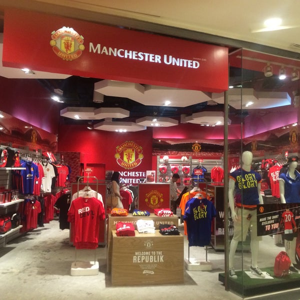 Manchester united фирменный магазин. United shop. Манчестер в магазине это. United shop. Манчестер юнайтед шоп.