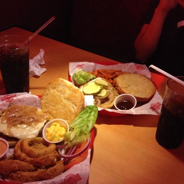 Photo taken at Fuddruckers by Alec N. on 7/19/2014