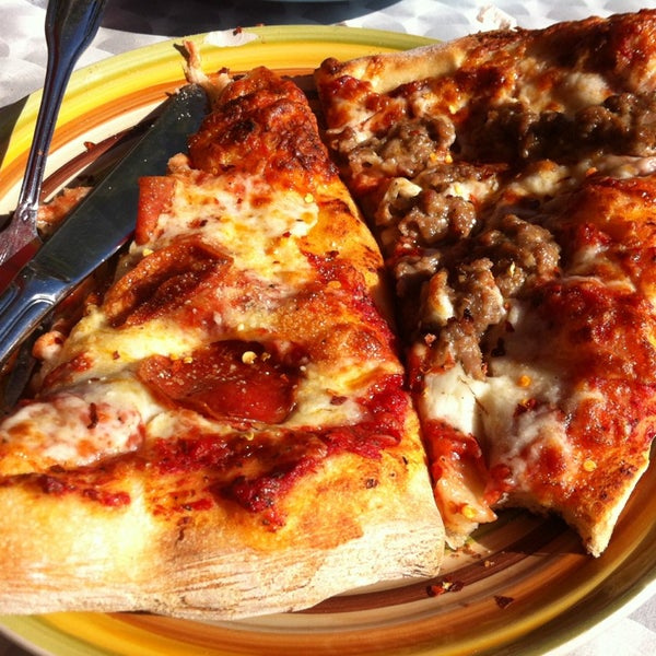 Снимок сделан в Serrano&#39;s Pizza пользователем Mark E. 3/16/2013