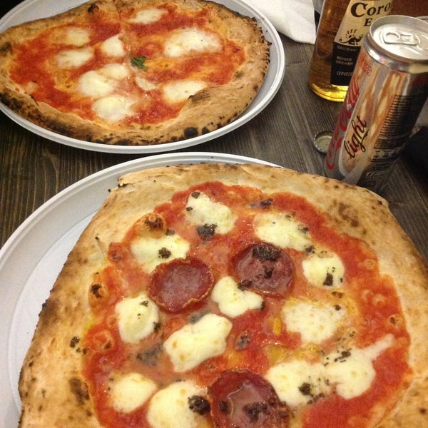 4/22/2013 tarihinde Ilkayziyaretçi tarafından Pizzeria O&#39; Vesuvio Napoletana Forno Legna'de çekilen fotoğraf