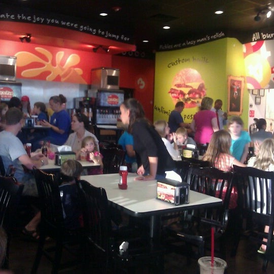 Photo taken at MOOYAH Burgers, Fries &amp; Shakes by Lin W. on 9/18/2012