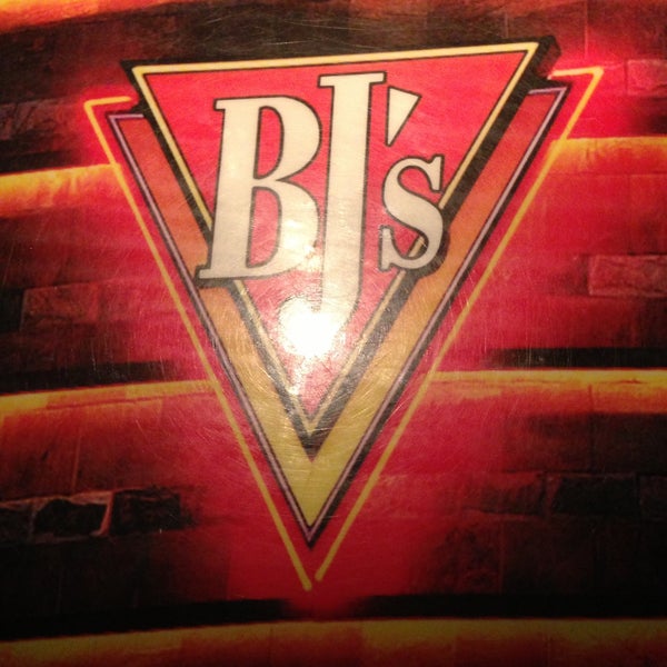 Photo taken at BJ&#39;s Restaurant &amp; Brewhouse by Kadeem on 4/12/2013
