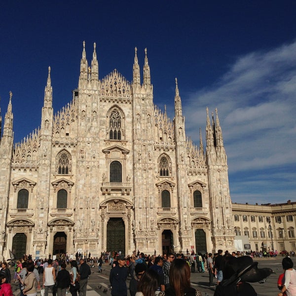 รูปภาพถ่ายที่ Piazza del Duomo โดย YoC เมื่อ 5/20/2013