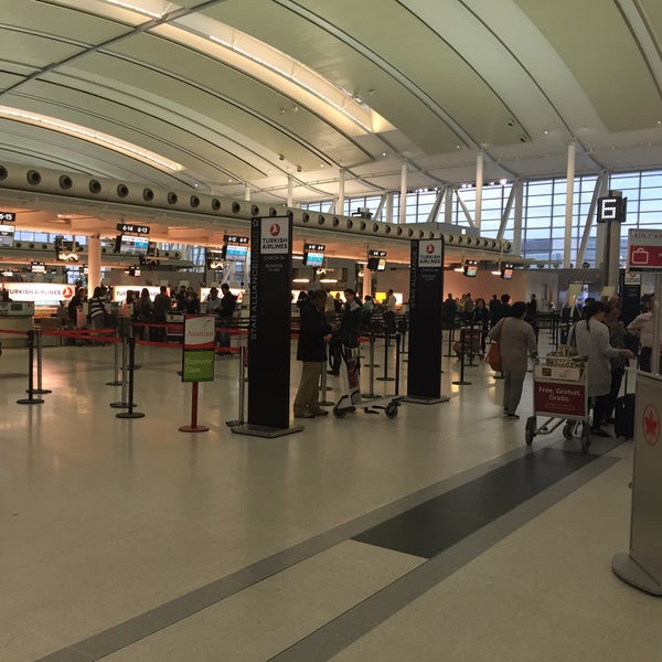 Foto tirada no(a) Aeroporto Internacional Pearson de Toronto (YYZ) por nereyekacsak.com em 5/7/2016
