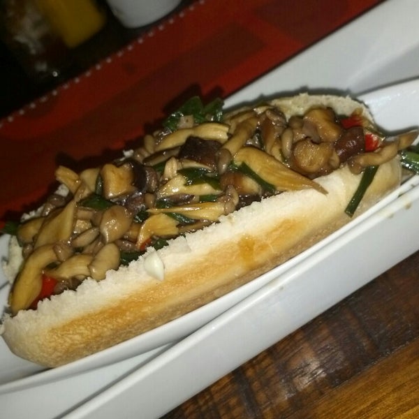 Das Foto wurde bei Überdog - Amazing Hot Dogs von Zandra Cristina E. am 11/30/2012 aufgenommen