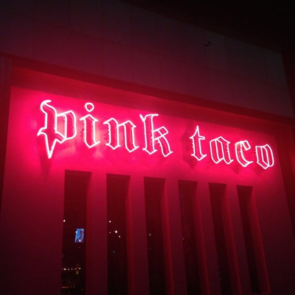 รูปภาพถ่ายที่ Pink Taco โดย JohnnyAbsinthe เมื่อ 3/24/2013