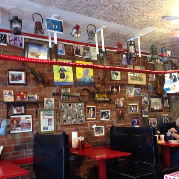 Foto diambil di The Bar-B-Que Caboose Cafe oleh Susie B. pada 11/5/2013