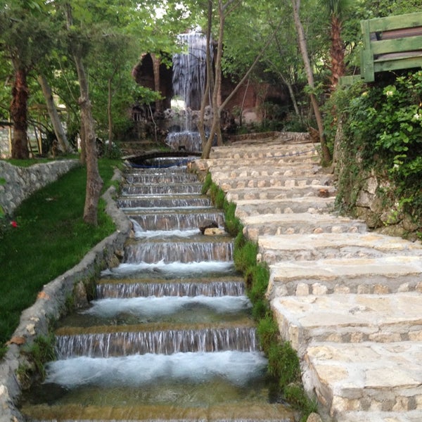 Das Foto wurde bei Orjinal şelale park yaka şelalesi von Tuğba am 5/19/2013 aufgenommen