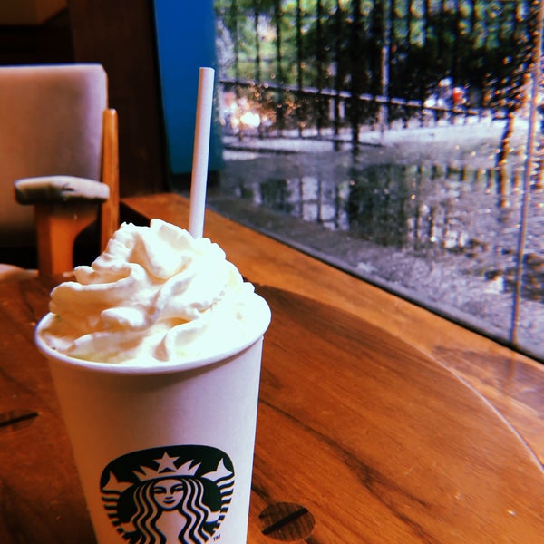 Foto tirada no(a) Starbucks por Giovanna F. em 1/15/2021