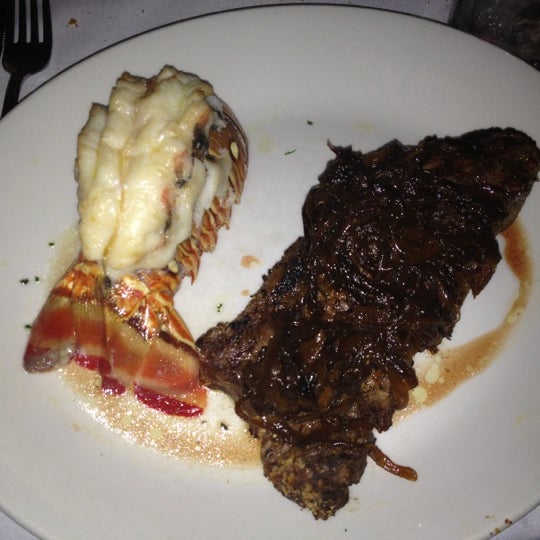 Снимок сделан в Sullivan&#39;s Steakhouse пользователем Daniella 10/31/2012
