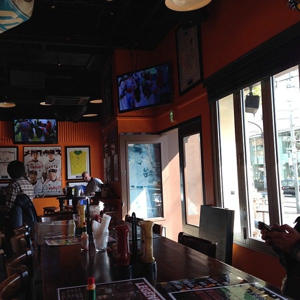3/16/2014 tarihinde masashi N.ziyaretçi tarafından Legends Sports Bar &amp; Grill'de çekilen fotoğraf