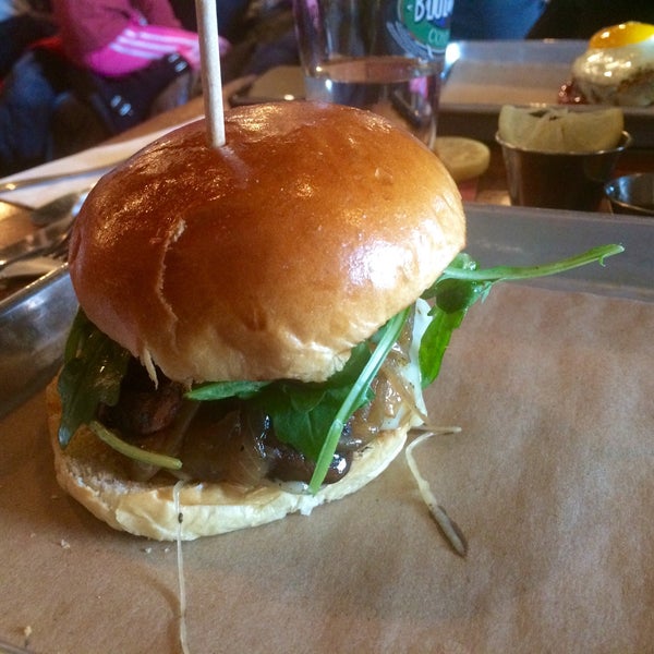Foto tirada no(a) Moo Burger por Vanessa S. em 12/20/2014