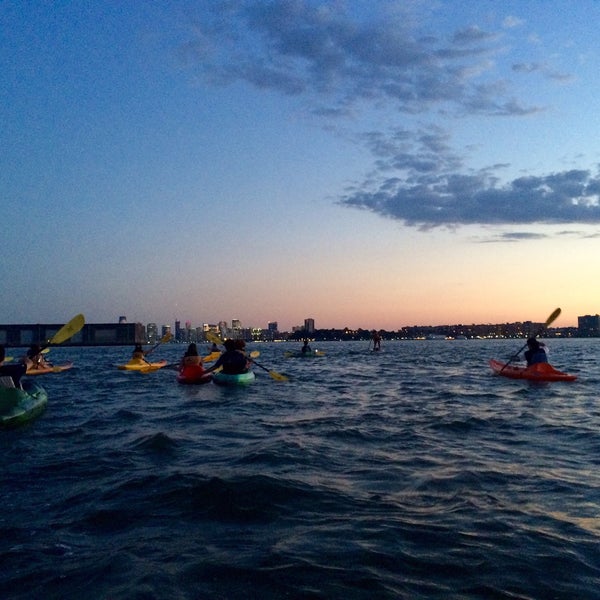 Foto tirada no(a) Manhattan Kayak + SUP por Vanessa S. em 8/2/2015