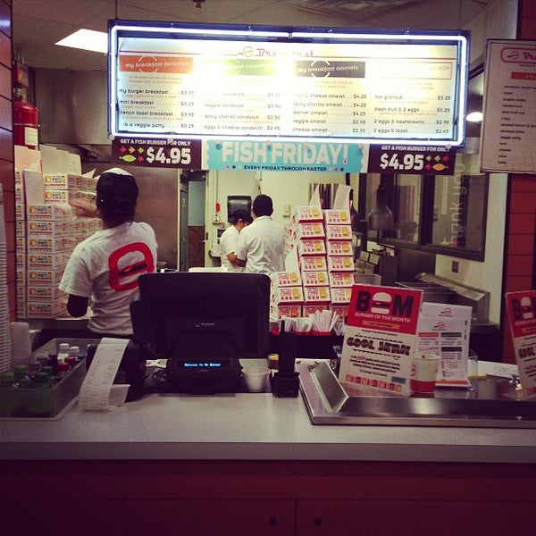 2/14/2013 tarihinde Ken T.ziyaretçi tarafından My Burger'de çekilen fotoğraf