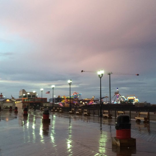 Foto tomada en Casino Pier &amp; Breakwater Beach  por John A. el 5/25/2014