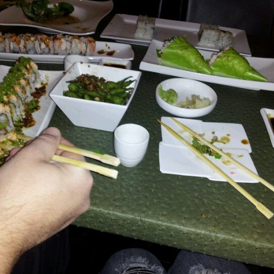 รูปภาพถ่ายที่ Oops! Sushi &amp; Sake Bar โดย Candyce S. เมื่อ 11/24/2012