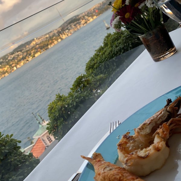 Das Foto wurde bei Mavi Balık Restaurant von Latifa ♌. am 10/7/2022 aufgenommen