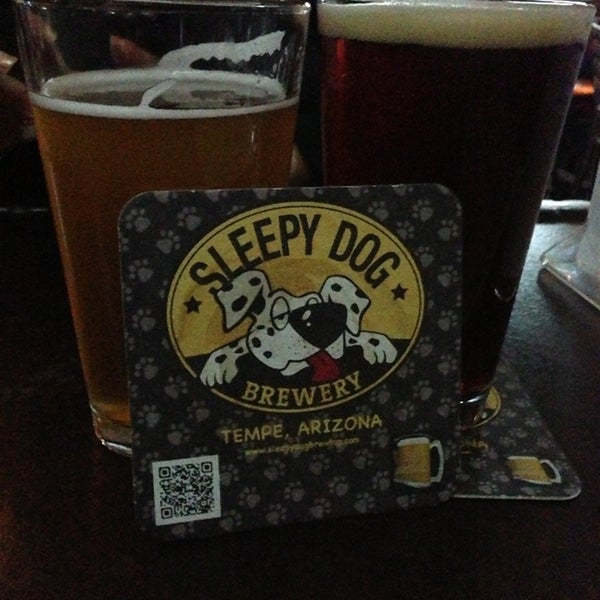 Foto tomada en Sleepy Dog Saloon &amp; Brewery  por E N. el 4/20/2013