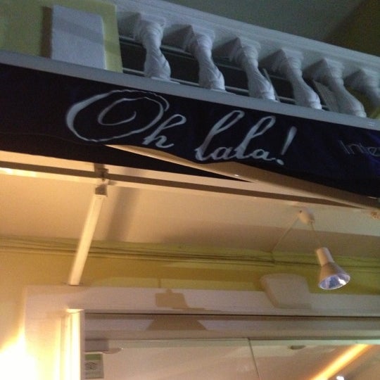Foto diambil di Oh Lala -International Cuisine by George oleh Martin H. pada 10/31/2012
