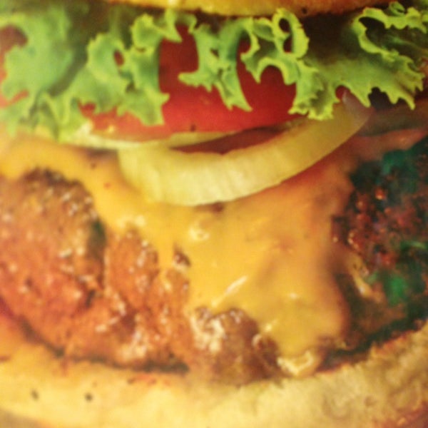 Foto tomada en Mustard&#39;s Burger Shop &amp; Grill  por Diego F. el 1/23/2013