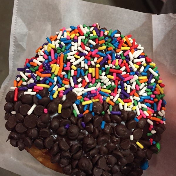 Снимок сделан в Sugar Shack Donuts &amp; Coffee пользователем Christopher D. 5/15/2015