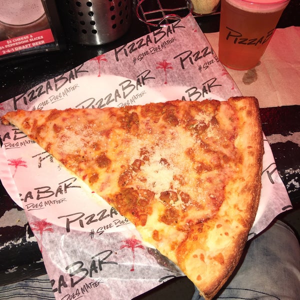 Foto scattata a Pizza Bar South Beach da Adam S. il 11/3/2018