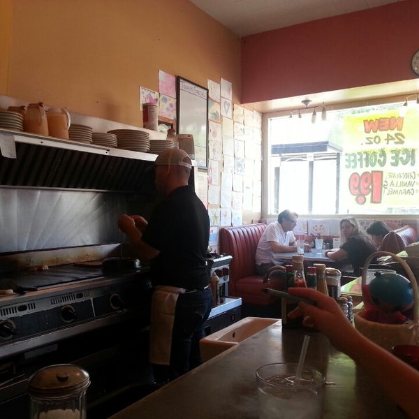 Das Foto wurde bei The Uptowner Café on Grand von Sean B. am 7/21/2013 aufgenommen