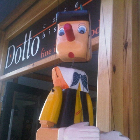 Foto tirada no(a) Dotto Cafe Bistro por serkan k. em 10/14/2012