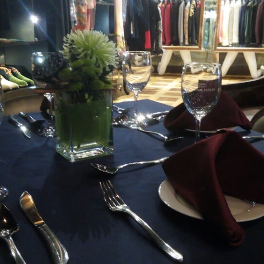 Foto tirada no(a) Elegantology Gallery &amp; Restaurant por Jessie G. em 10/5/2014