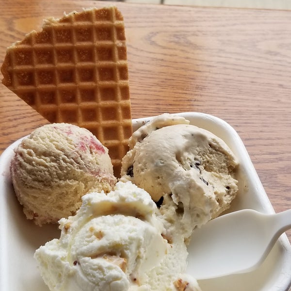 Снимок сделан в Jeni&#39;s Splendid Ice Creams пользователем Cameron V. 4/12/2019