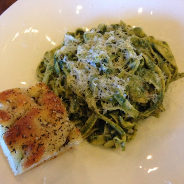 รูปภาพถ่ายที่ Pasta Fresh โดย Jennifer P. เมื่อ 2/10/2014