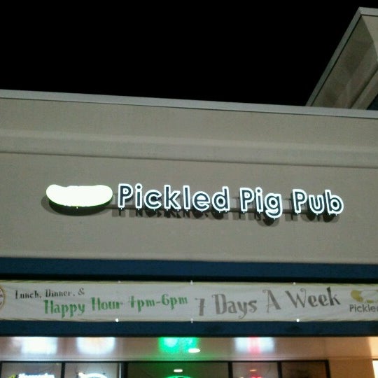 รูปภาพถ่ายที่ Pickled Pig Pub โดย Elliot เมื่อ 9/18/2012