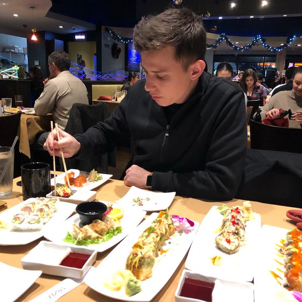 We ordered 5 rolls: Godzilla, Alaska , San Jose and dragon  , Gyouza and a standard one with yellowtail and salmon . Only one roll was ok. All the rest ... really disappointing.