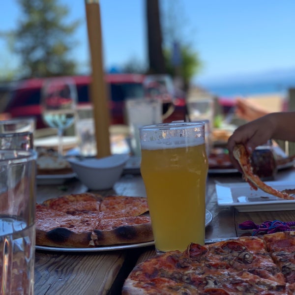 รูปภาพถ่ายที่ Whitecaps Pizza โดย Jared เมื่อ 8/13/2019