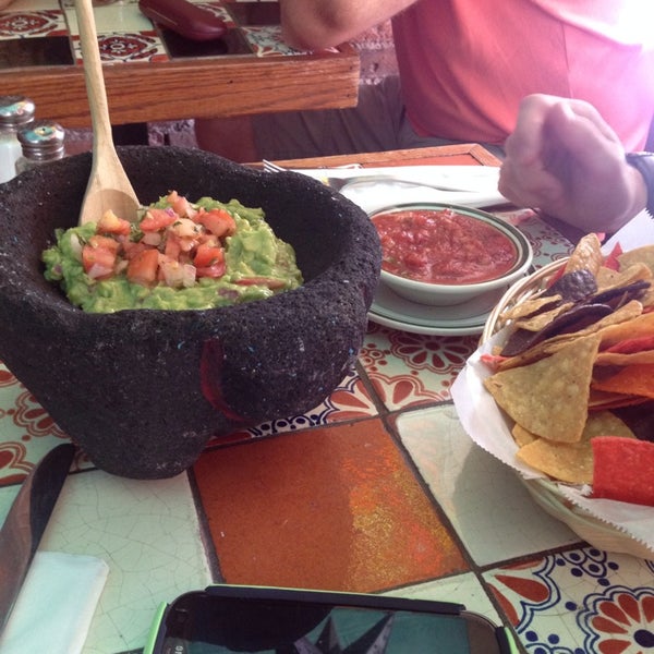 Foto diambil di Dahlia&#39;s Mexican Restaurant oleh Emma pada 6/13/2014