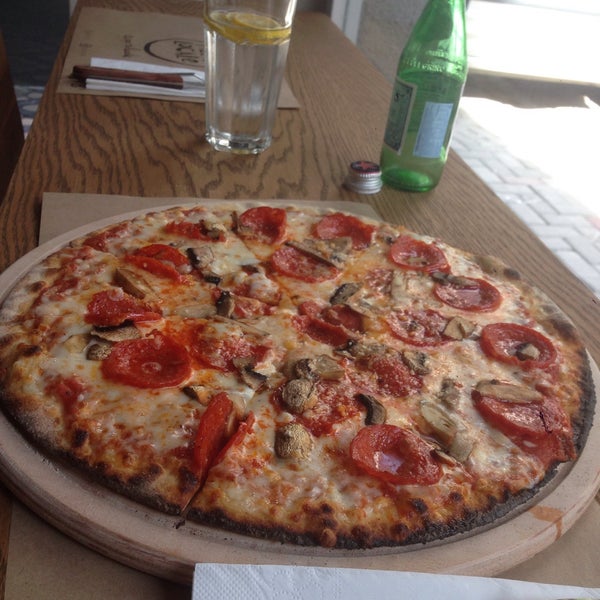 Foto scattata a Pizza Locale da Tolga Ö. il 10/16/2015