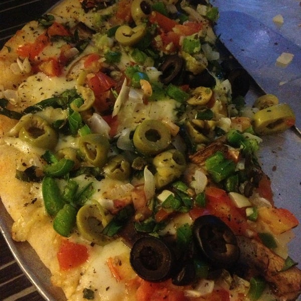 OrdenE pizza vegetariana pero no me gustO mucho, esta muy recargada de pimenton y olivas, muy poco tomate y vegetales, 0 champiNones. :(