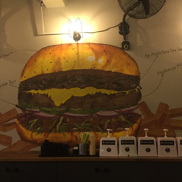 Das Foto wurde bei Unique Burgers von Bani T. am 10/31/2019 aufgenommen
