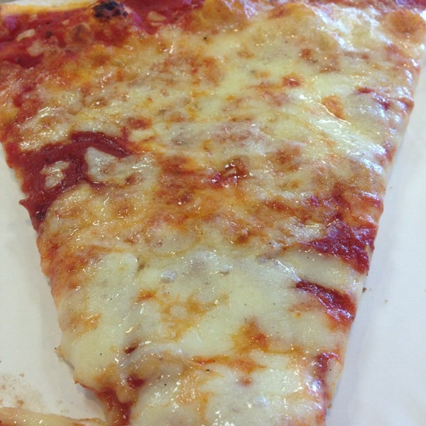 Снимок сделан в Sam&#39;s Pizza Palace пользователем Shannon 6/8/2013