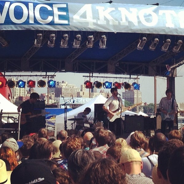 Снимок сделан в The Village Voice&#39;s 4Knots Music Festival пользователем Adriaan P. 6/29/2013