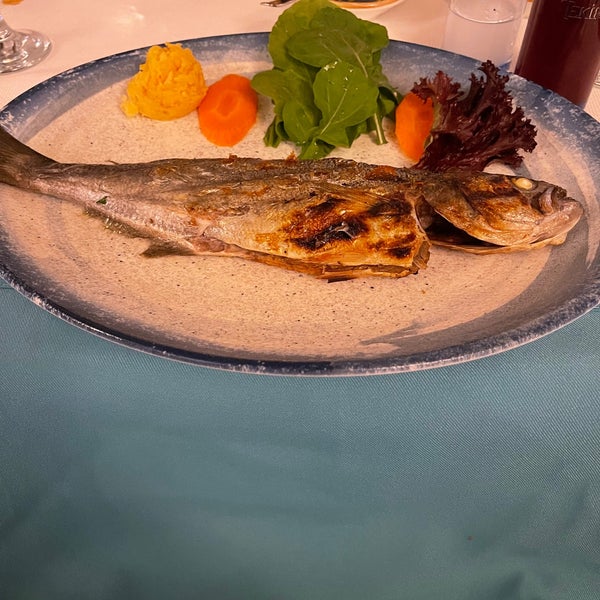 Foto diambil di Foça Fish Gourmet oleh Mustafa ÖZDANA pada 10/21/2021