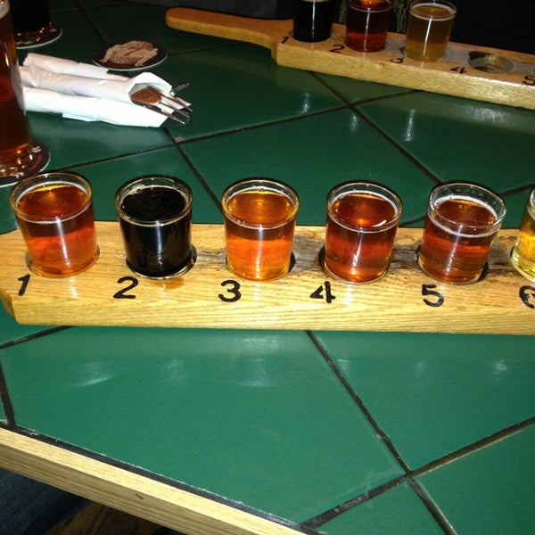 3/2/2013 tarihinde Alison G.ziyaretçi tarafından Seven Barrel Brewery'de çekilen fotoğraf