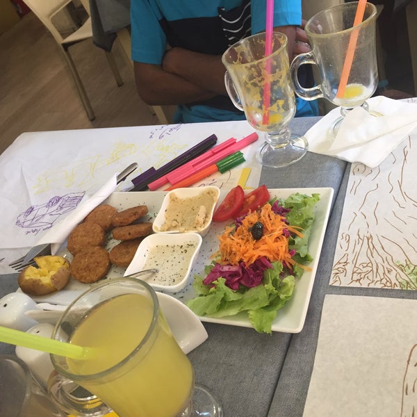 8/15/2015 tarihinde Hawazen D.ziyaretçi tarafından Ecoisthan Vegan Vegetarian Restaurant &amp; Traveller House'de çekilen fotoğraf