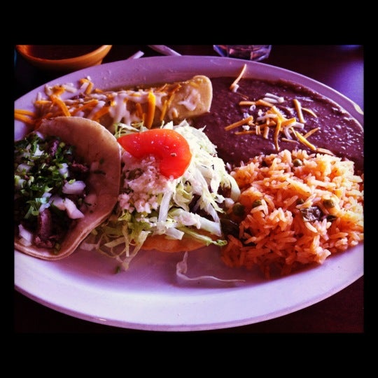 Foto scattata a Pancho Villa Mexican Restaurant da Kelli D. il 11/9/2012