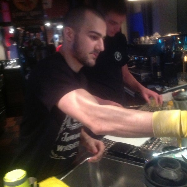 4/30/2013 tarihinde Maksim G.ziyaretçi tarafından Rossi&#39;s bar - Karaoke'de çekilen fotoğraf