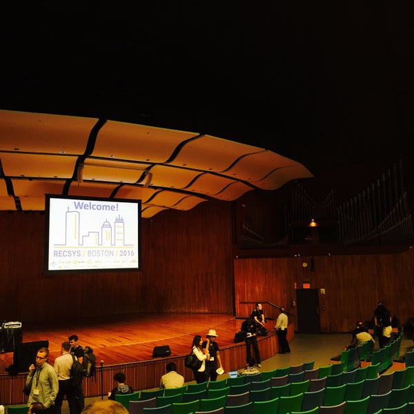 9/17/2016 tarihinde Xiao M.ziyaretçi tarafından MIT Kresge Auditorium (Building W16)'de çekilen fotoğraf