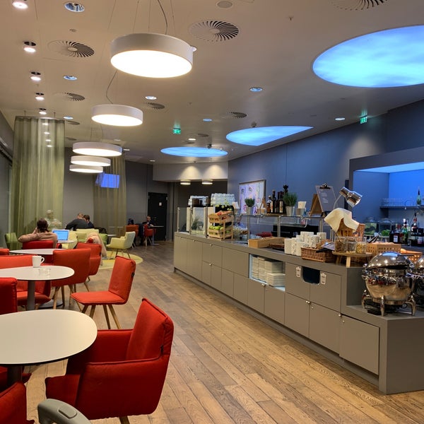 2/14/2019에 Stefan W.님이 Austrian Airlines Business Lounge | Schengen Area에서 찍은 사진
